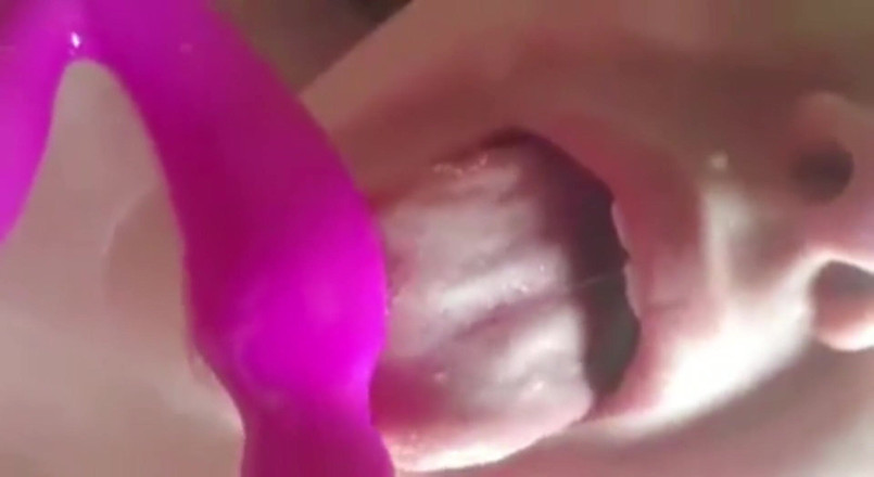 Real homemade BBW BBC porn: YoungEnglishBBW - Spreizen meiner muschi, kitzler reiben