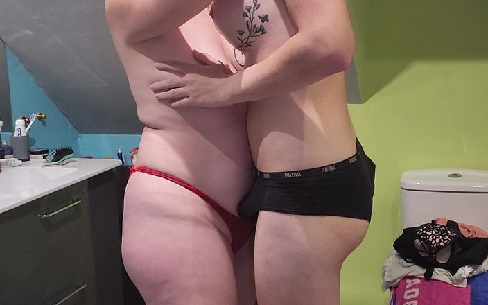Marghot and tgirls: Nós nos descobrimos no chuveiro com minha amiga transgirl