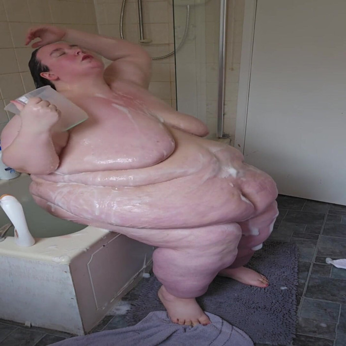 SSBBWLadyBrads: 超级肥胖的白人女性在浴室里无法洗澡 第2部分