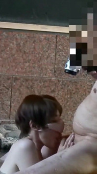 Rock bath sexo por trás e empurrão o mais duro que você pode !! Eu vou engolir muito esperma como recompensa