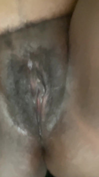 Strofinando il mio clitoride pulsando orgasmo intenso e sgocciolante