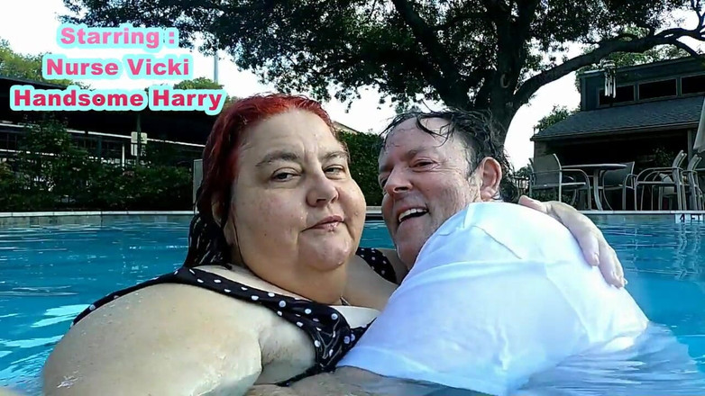 BBW nurse Vicki adventures with friends: Asistenta Vicki Și Frumosul Harry Se Distrează Sărutându-se În Piscină!