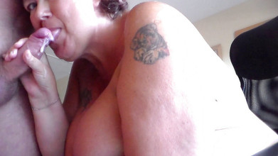 Sex hub couple: ジョンはジェンが彼にフェラチオを与えるときに絶頂します