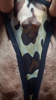 Ku, milf nesătulă, se masturbează cu toate jucăriile ei și vibratorul ei mare de 30 cm