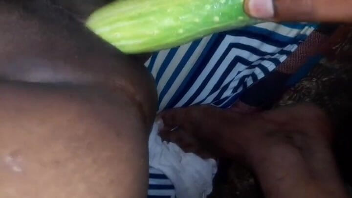 Savita sex video: Hoje, eu coloco um pepino na buceta da minha meia-irmã.