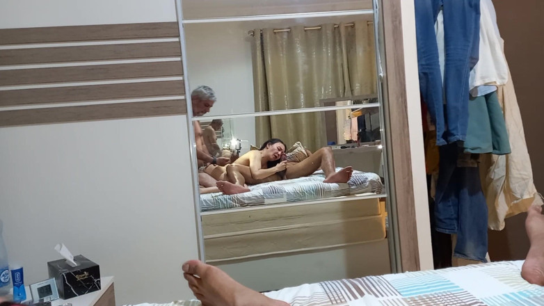 Jollyfuckingoldman: ผัวเข้าร่วมกับควยใหญ่ผิวดําและเมีย ตอน 1