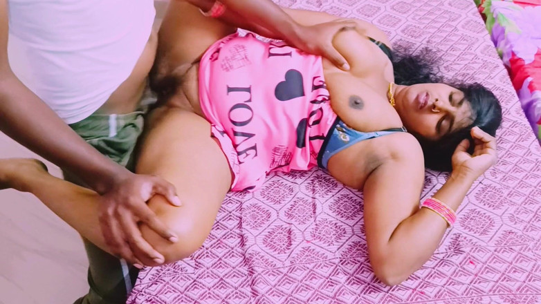 Telugu honey lips: Indische Bhabi neukt stiefbroer van echtgenoot. Telugu vuile praat