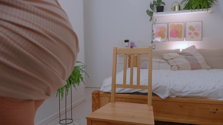 Mrs Wetslavs: Nadržená MILFka v síťovaných punčochách jezdí na robertku na židli.