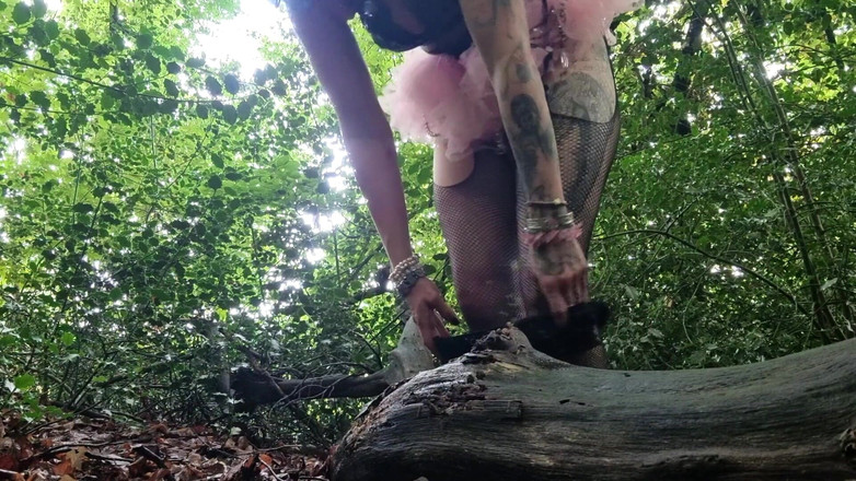 Mania Pigmilk: Sevimli Gotik Peri ormandaki ağaç kütüğüne işiyor ve kendini ovuşturuyor