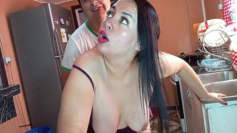 BBW Kelly Mom: Сексуальная мачеха с большими натуральными сиськами дико подпрыгивает во время кухонного траха - громкие и интенсивные стоны