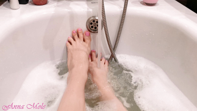 Anna Mole: Ik ga in bad en pronk met mijn prachtige benen.