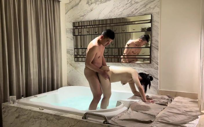 SquishMallow3328: Ngentot pelacur cina yang udah nikah di jacuzzi