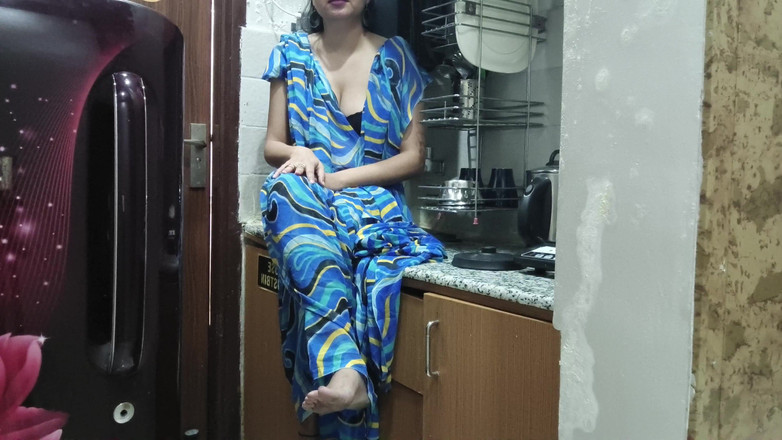 Saarabhabhi6: Mama vitregă indiană privește și intră în bucătăria fiului ei vitreg ca...