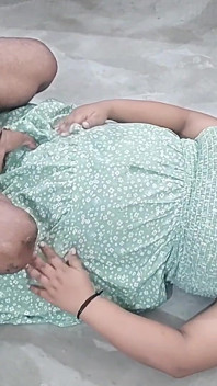 妊娠3ヶ月、隣人で騙されてセックス