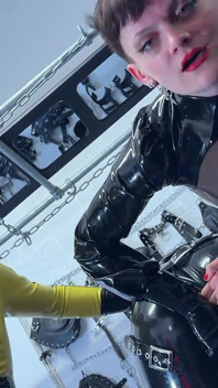 Paní sezení s princeznou latexovou gumovou panenkou: sybian experiment