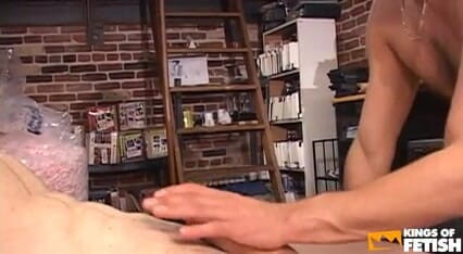 Gay Diaries: Pornofilm-produzent bekommt seinen arsch von einem großen typen im bareback-stil...