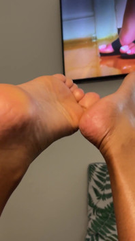 Orta yaşlı seksi kadın telefonda konuşurken ayakları