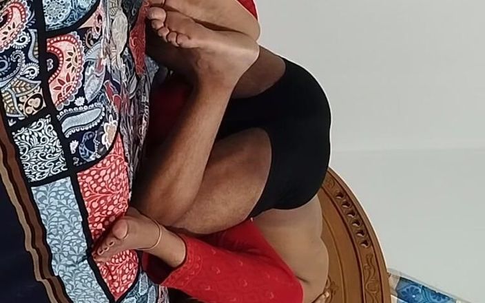 akashprimex790: Tante seksi rambut pirang lagi asik muasin memek mereka di...