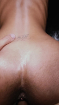 Mix Race Ébano Yazzybaby pov chupar, foder e cobrir em porra enquanto marido longe