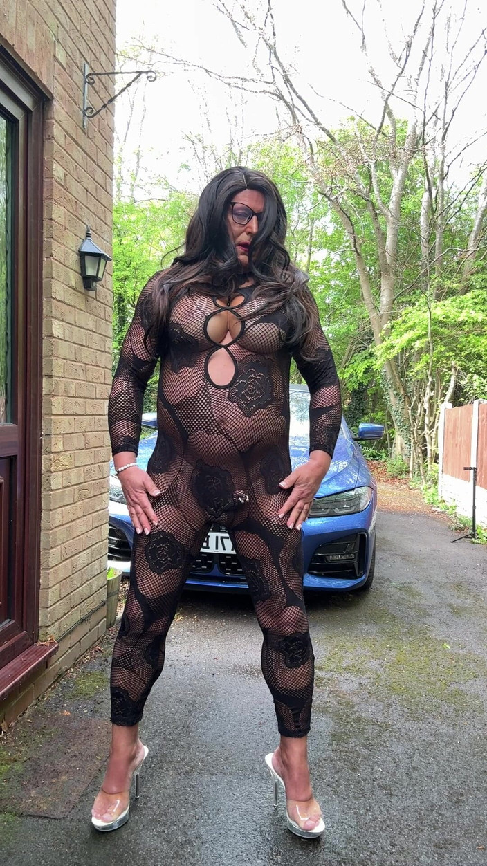 Kellycd2022: Seksowny Crossdresser Kellycd2022 w czarnych seksownych pończochach i szpilkach