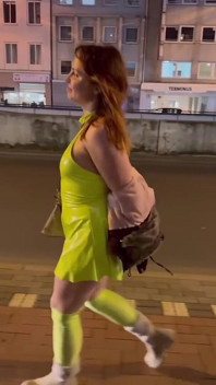 Passeggiata in pubblico e esibizionismo in lingerie e calze