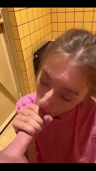 Verführt ein mädchen und fickte sie in einer nachtclub-toilette