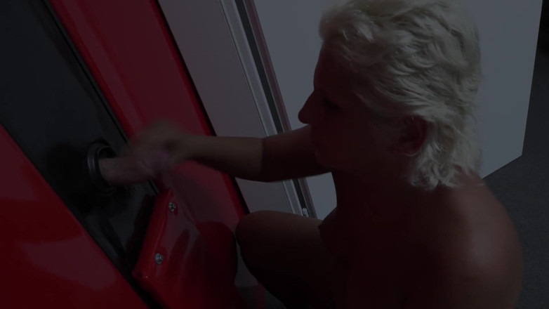 Lovekino: La tettona irena spompina un grosso cazzo davanti al gloryhole