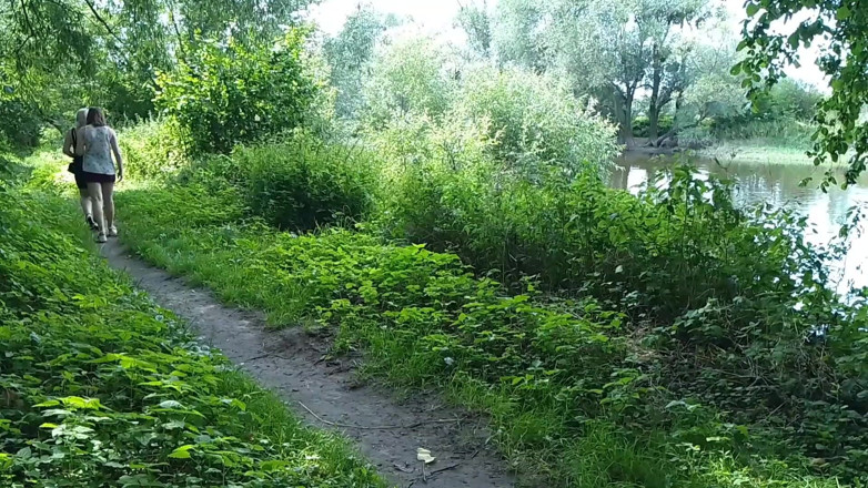 Assol: Duas meninas pararam no lado da estrada para fazer xixi,...