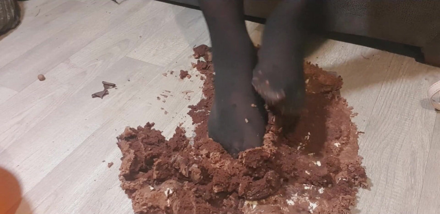 Simp to my ebony feet: Piedi in piedi e torta intera al cioccolato