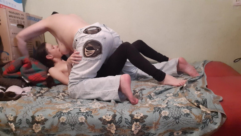 Lesbian-candys: Zatímco se moje nevlastní matka o mě tře, lízám jí...