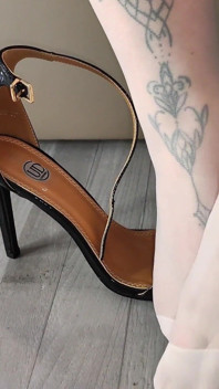 Se inauguran nuevas pantimedias de nylon con un footjob
