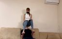 Petite Princesses FemDom (PPFemdom): Sahibe Kira sandalye kölesini kot pantolonlu çorap için kullanıyor kadın egemenliğini...