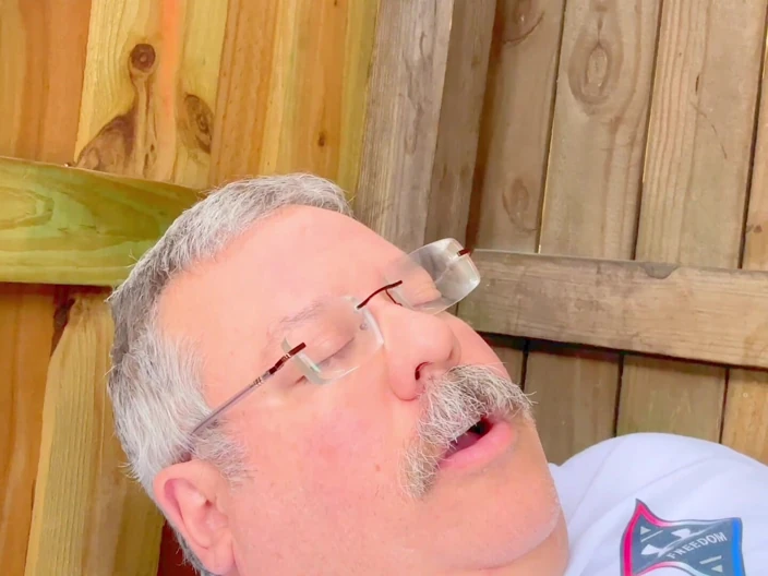 Hand-Free-Daddy-Chub: 退休的 Coach Bear Cums 超过 10 次免提
