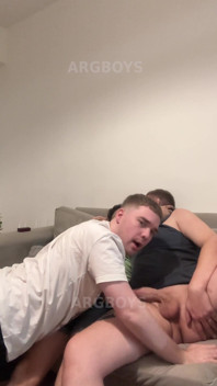 Latina Española-italiana Caliente Con 2 Hambrientos Chicos Europios En Trío