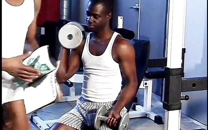 Gays Case: Fit black semental obtiene su polla chupada en el gimnasio