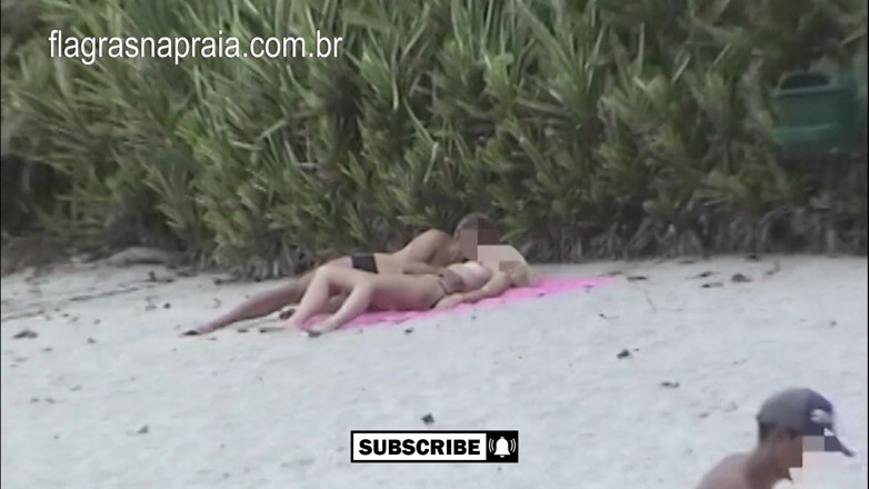 Amateurs videos: Un cuplu nerușinat încearcă să facă sex pe plaja de lângă...