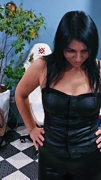Sfințelul lui tati îmi linge vaginul. Sedus și prost.