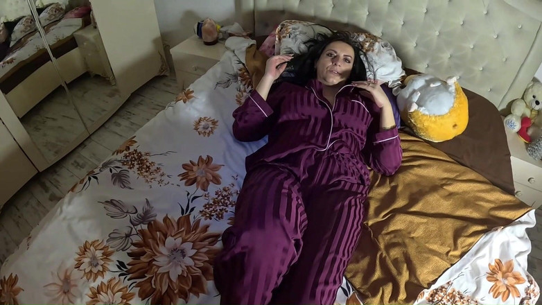 MilfyCalla: Chiloți strâmți intrați în pizdă, țâțe mari și muie umedă - futai adânc în gât...