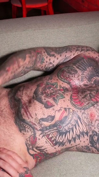 Dominatoare tatuată ejaculează și se joacă cu curul