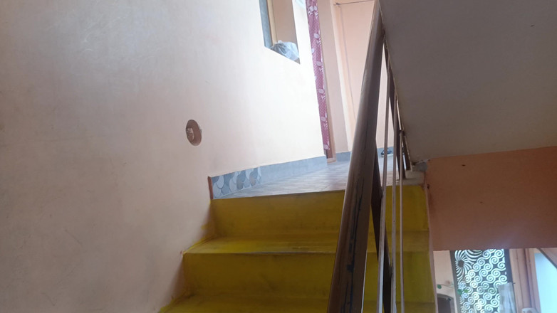 Pushpa studio: 계단에서 바람피는 주부 로맨스