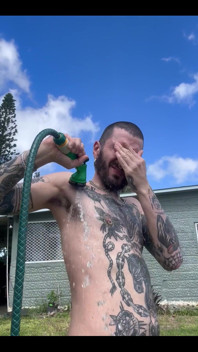 Téléchargé à nouveau avec une autre légende : Douche dans le jardin. Vous devez vous conformer au règlement