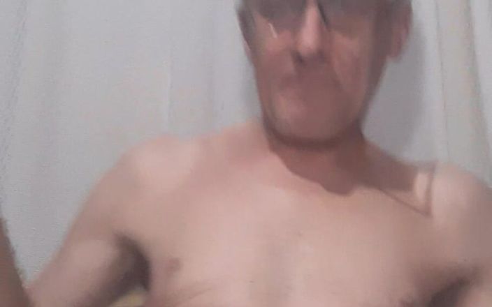 Big uncut hard cock: Um pênis grande e macio, mas muito grande com duas...