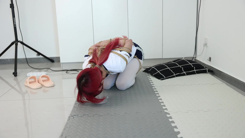 Cute girl bondage: Girlfriend Restrains and Punishes the Game: Keep Squatting, and if...