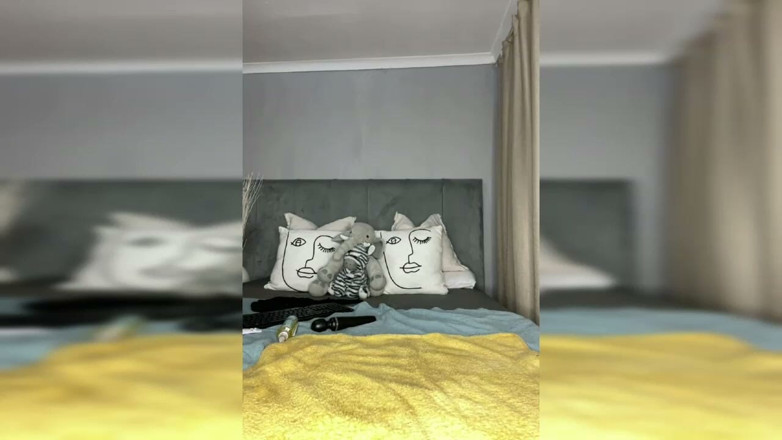 Legendary Booty Overdose: Şişman götlü iri güzel kadın striptiz yapıyor ve mastürbasyon yapıyor...