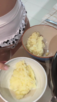Kostenlos, abendessen mit luna kochen, während sie einen kleinen bikini trägt