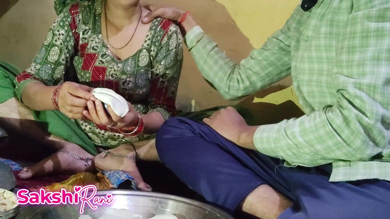 sakshi_raniii: 私のバービがホーリー祭りのキッチンでセックスし、グジヤを作った