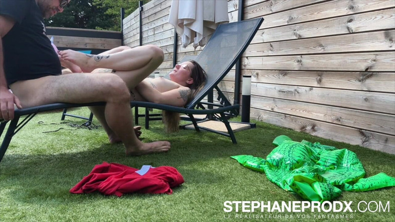 Stephprodx: Catimini는 수영장 옆에서 Stephaneprodx에게 따먹습니다.