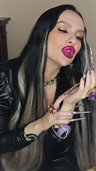 Móng tay stiletto cực dài và ủng da tôn thờ