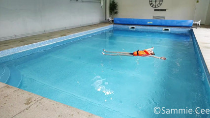 Sammie Cee: Lifejacket sviming soot pool vishram