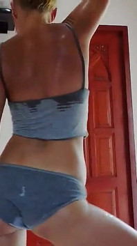 Xtreme lagi asik joget dan masturbasi sampai berkeringat